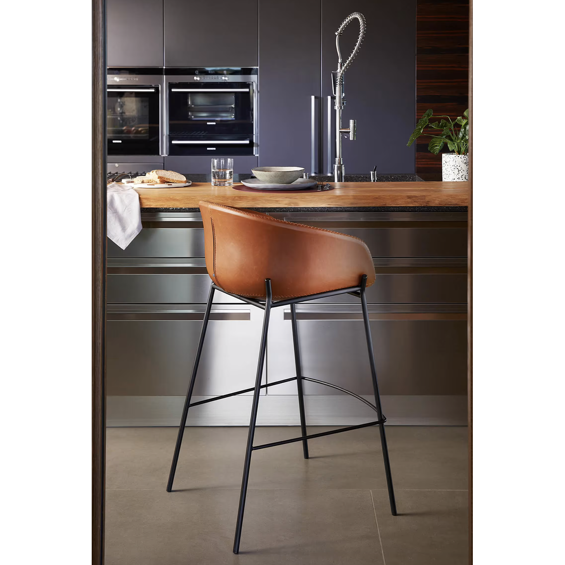 Taburete Yvette piel sintética marrón y patas de acero con acabado negro altura 75 cm 2