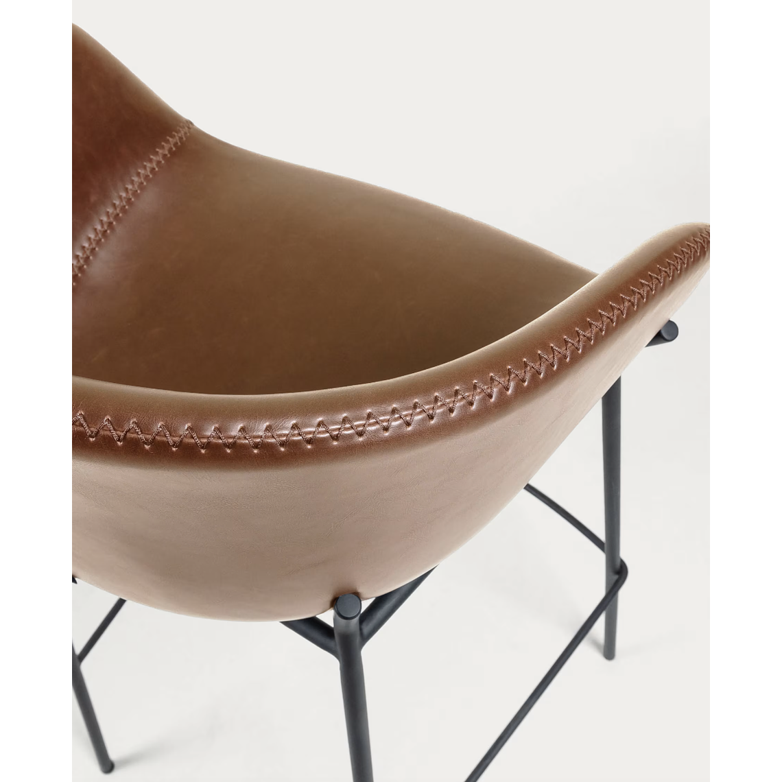 Taburete Yvette piel sintética marrón y patas de acero con acabado negro altura 75 cm 3