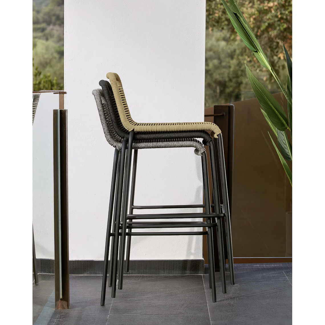 Taburete apilable Lambton de cuerda marrón y acero con acabado negro altura 74 cm 4