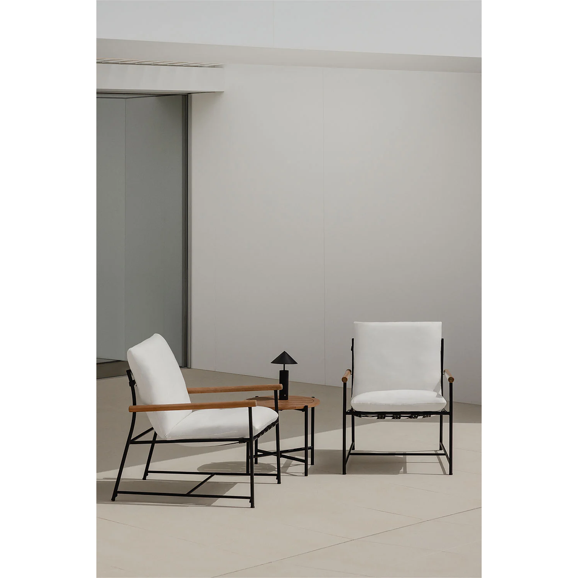 Juego de Balcón de 2 Sillones y Mesa de Centro en Madera de Eucalipto y Acero Negro Kerkera 1