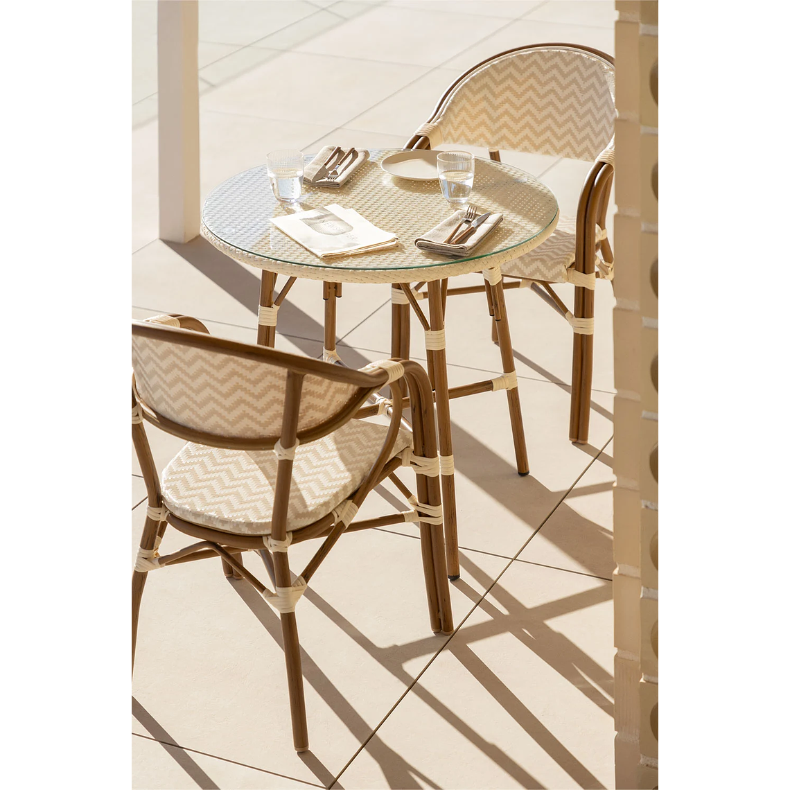 Juego de Balcón Mesa Redonda (Ø80 cm) y 2 Sillas de Jardín Apilables con Reposabrazos en Aluminio Brielle Bistro 2