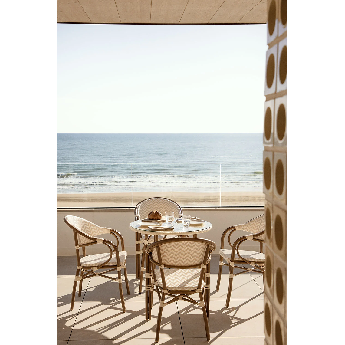 Juego de Mesa Redonda (Ø80 cm) y 4 Sillas de Jardín Apilables con Reposabrazos en Aluminio Brielle Bistro 1