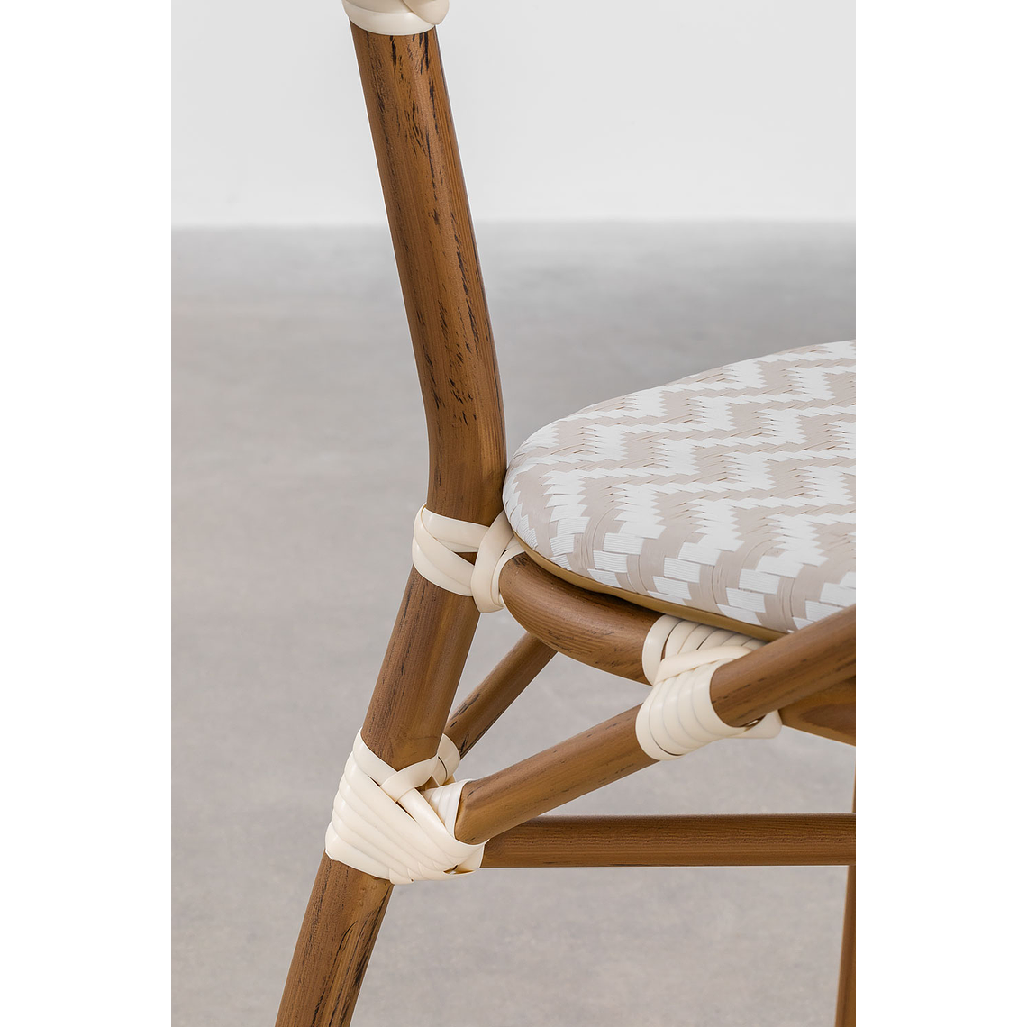 Juego de Mesa Redonda (Ø80 cm) y 4 Sillas de Jardín Apilables con Reposabrazos en Aluminio Brielle Bistro 9