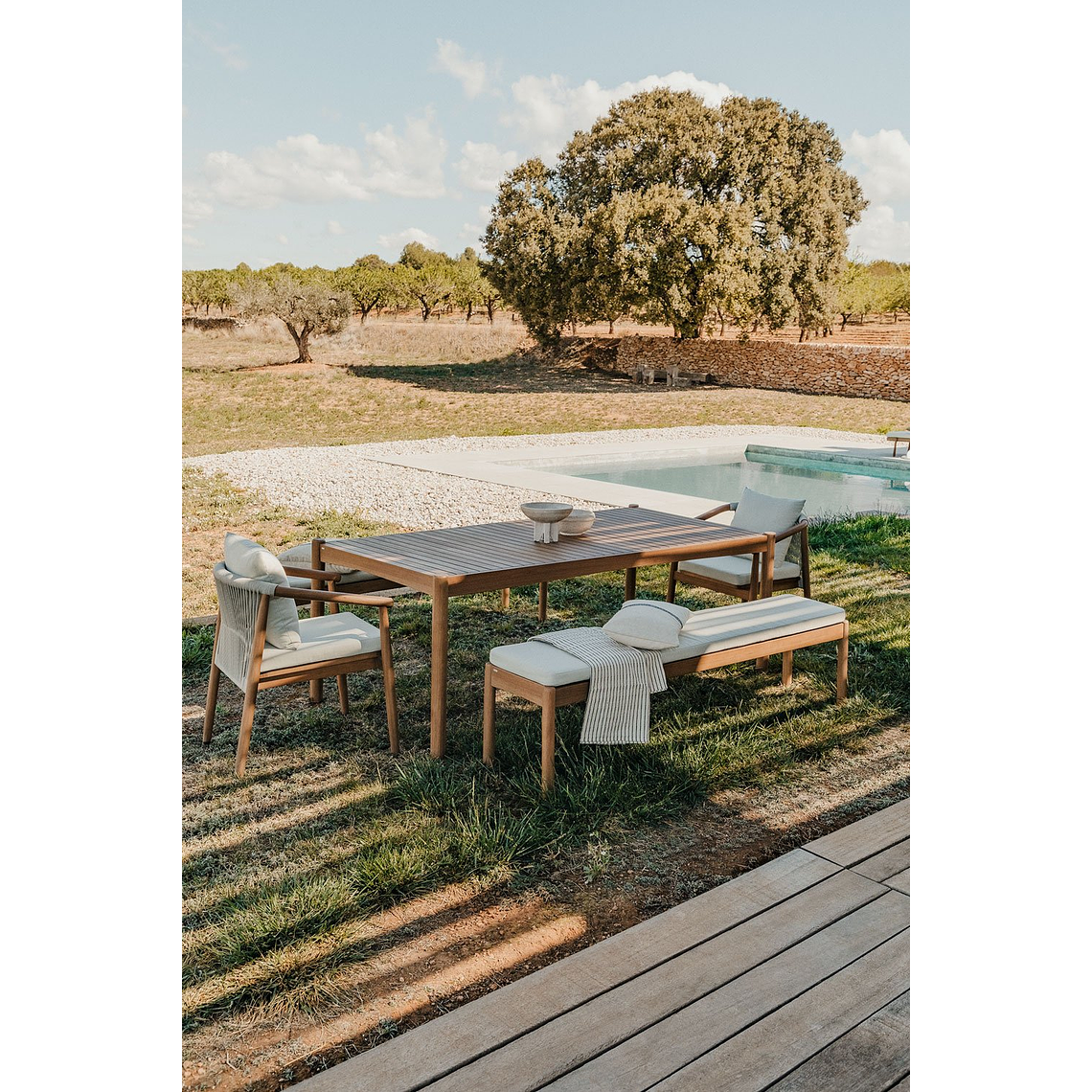 Juego de Mesa Rectangular (200x100 cm), 2 Bancos y 2 Sillas de Jardín con Reposabrazos en Madera de Eucalipto Aderyn 1