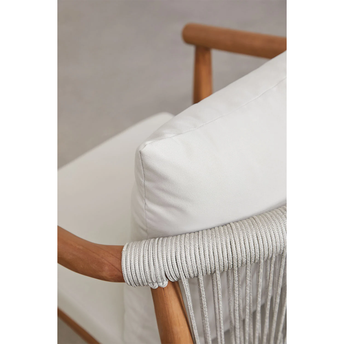 Juego de Mesa Rectangular (200x100 cm), 2 Bancos y 2 Sillas de Jardín con Reposabrazos en Madera de Eucalipto Aderyn 9