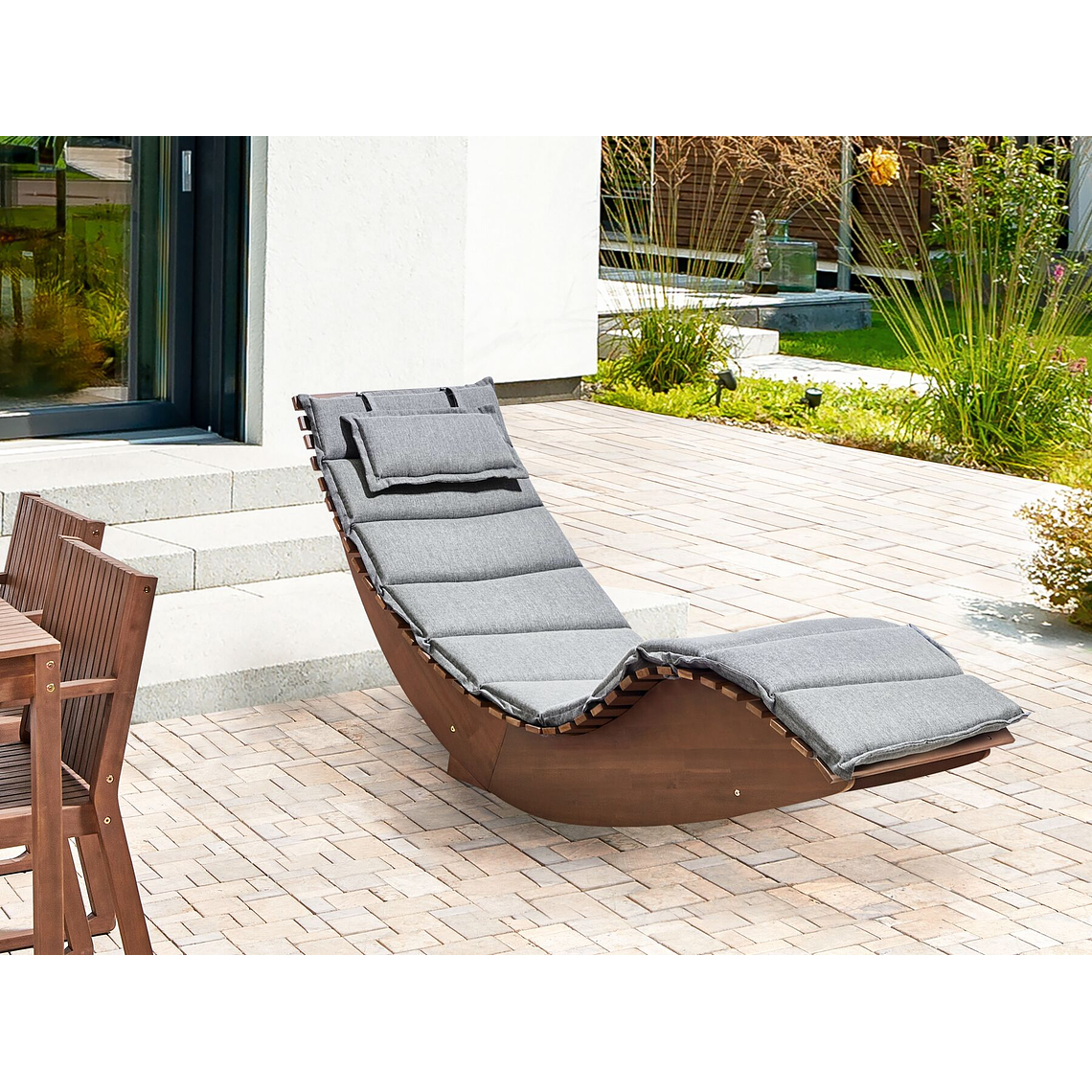 Reposera de jardín de madera de acacia oscura con cojín gris BRESCIA 1