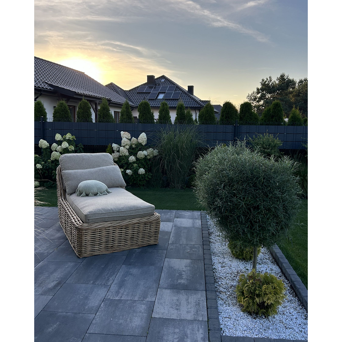 Reposera de ratán con cojín gris pardo BELSITO 3