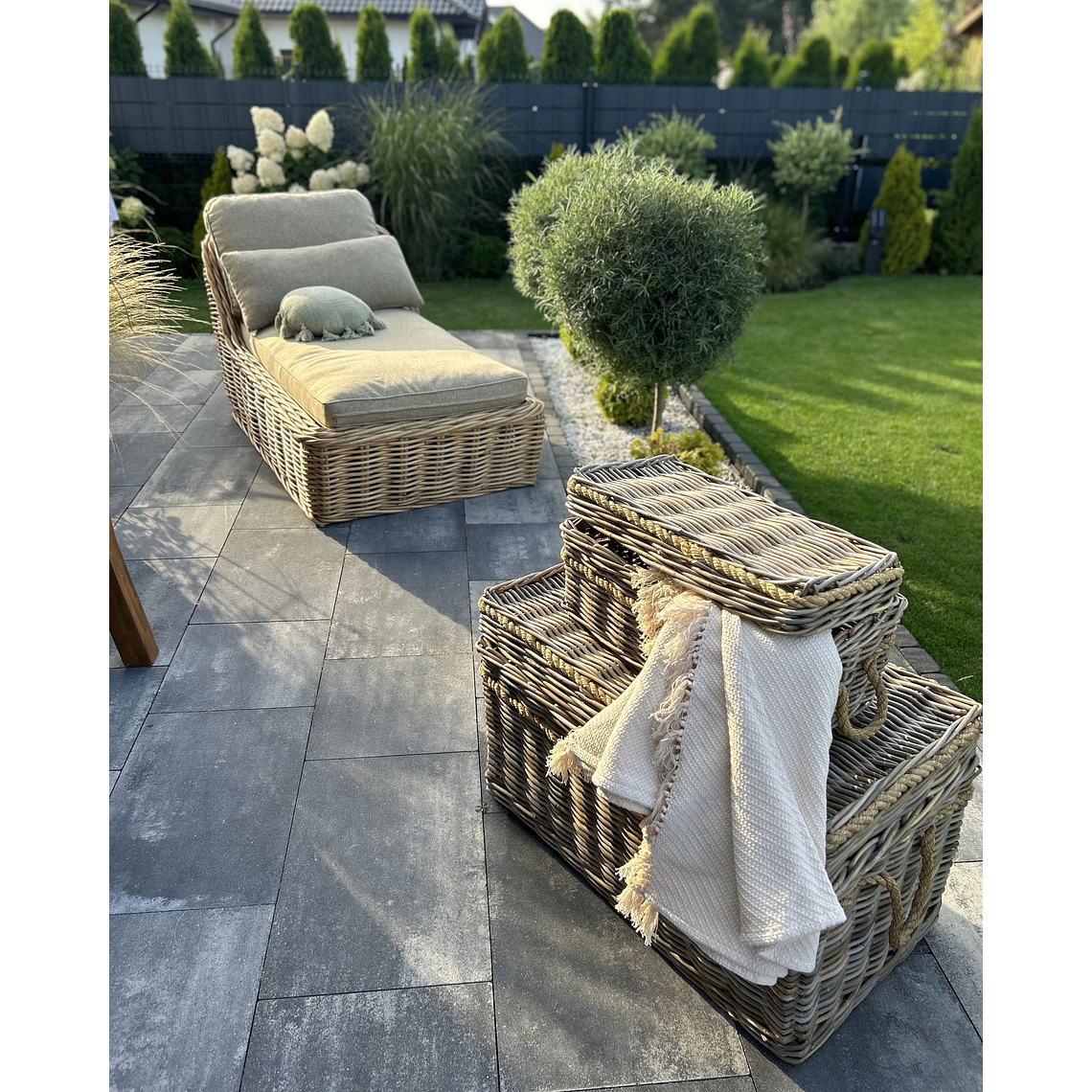 Reposera de ratán con cojín gris pardo BELSITO 4