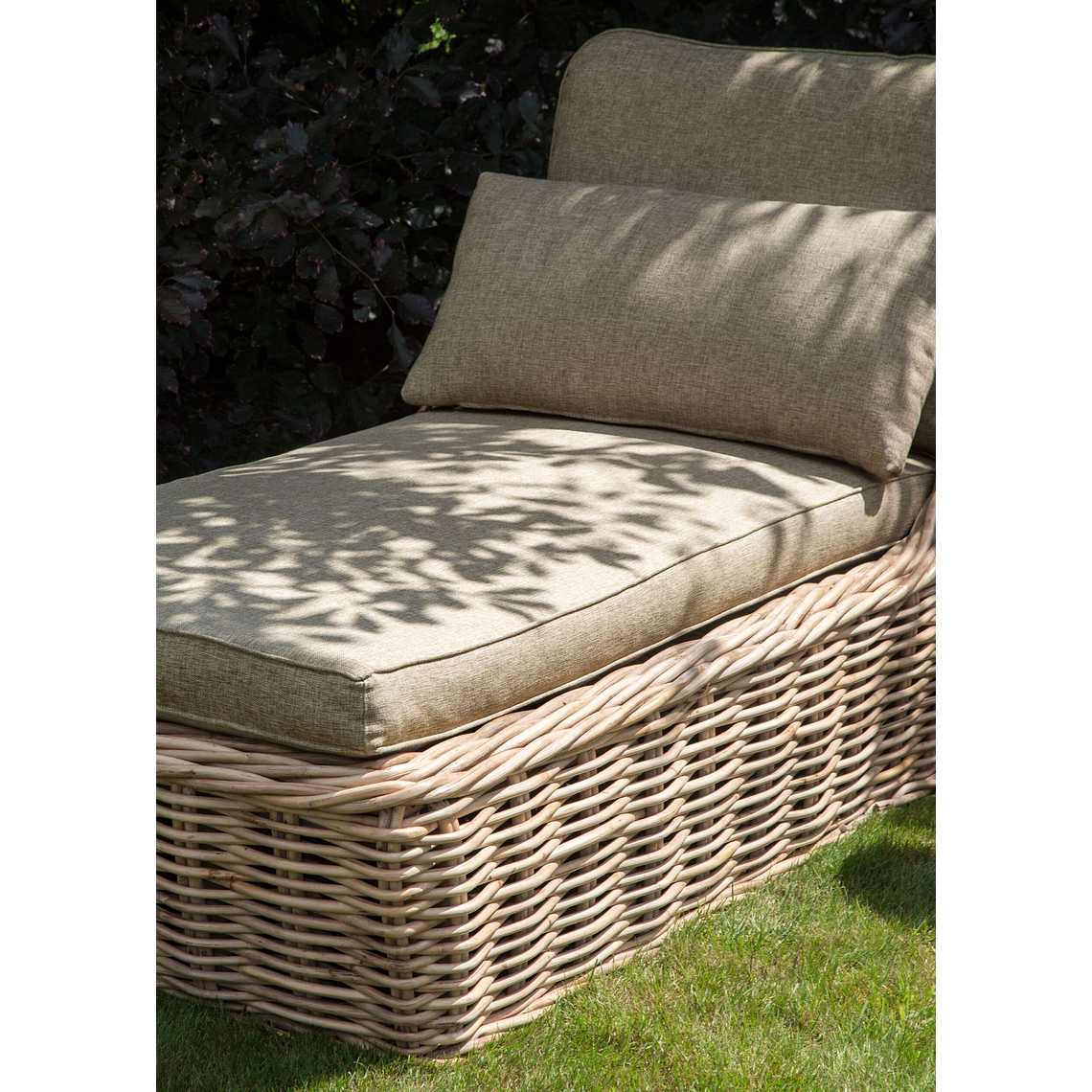 Reposera de ratán con cojín gris pardo BELSITO 7