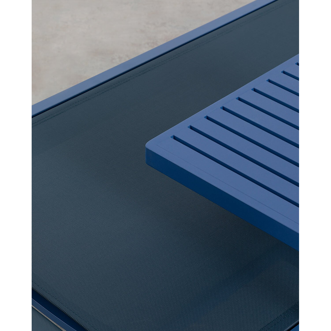 TUMBONA Y MESA AUXILIAR DE ALUMINIO AZUL SAPHIRE 4