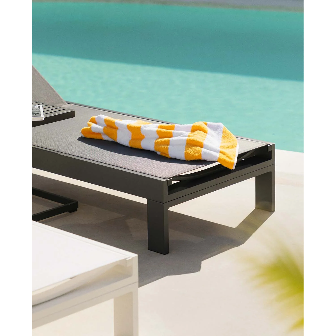 TUMBONA Y MESA AUXILIAR DE ALUMINIO GRIS GRAFITO 3