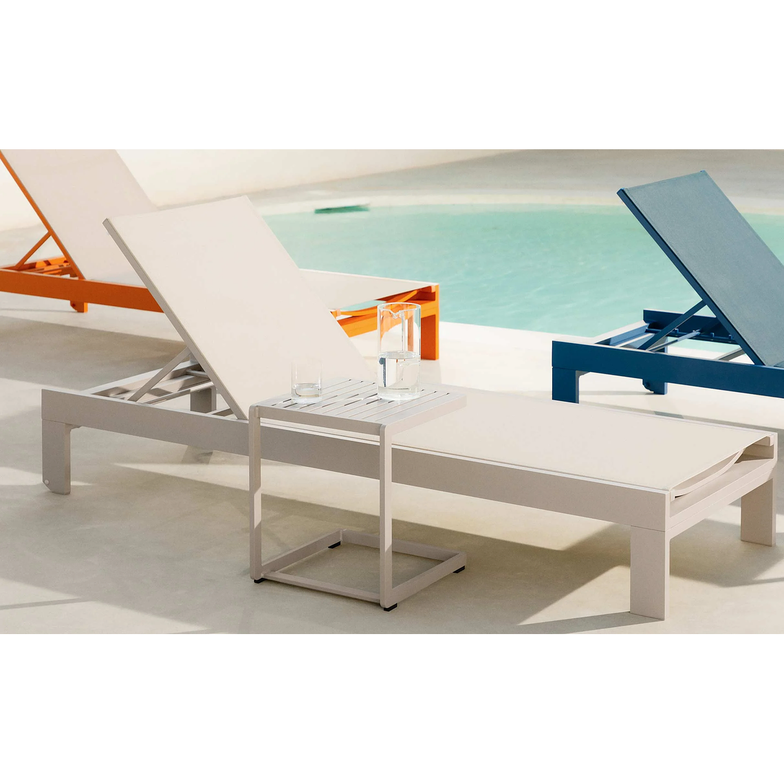 TUMBONA Y MESA AUXILIAR DE ALUMINIO MARRÓN CLAY 1