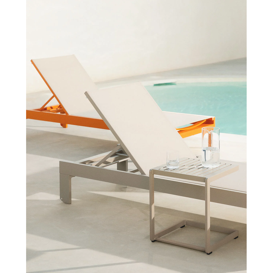 TUMBONA Y MESA AUXILIAR DE ALUMINIO MARRÓN CLAY 3