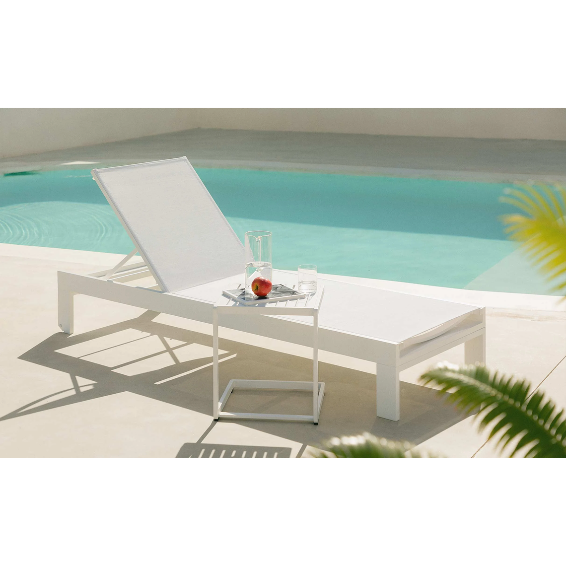 TUMBONA Y MESA AUXILIAR DE ALUMINIO BLANCO POLAR 1