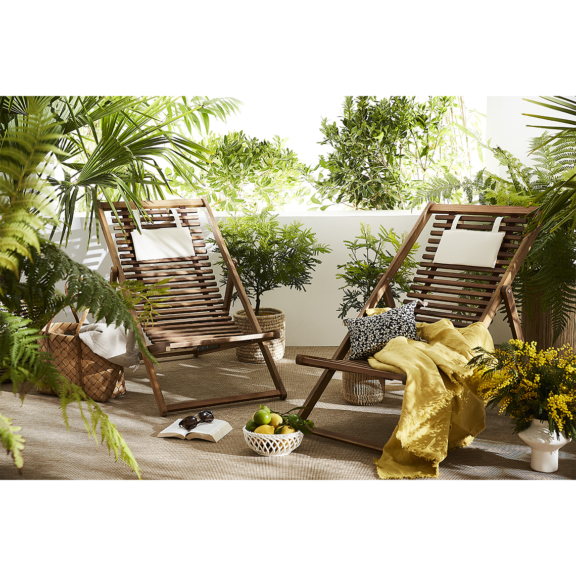 Set de 2 reposeras de madera maciza con cojín de tela blanca MOONA 10