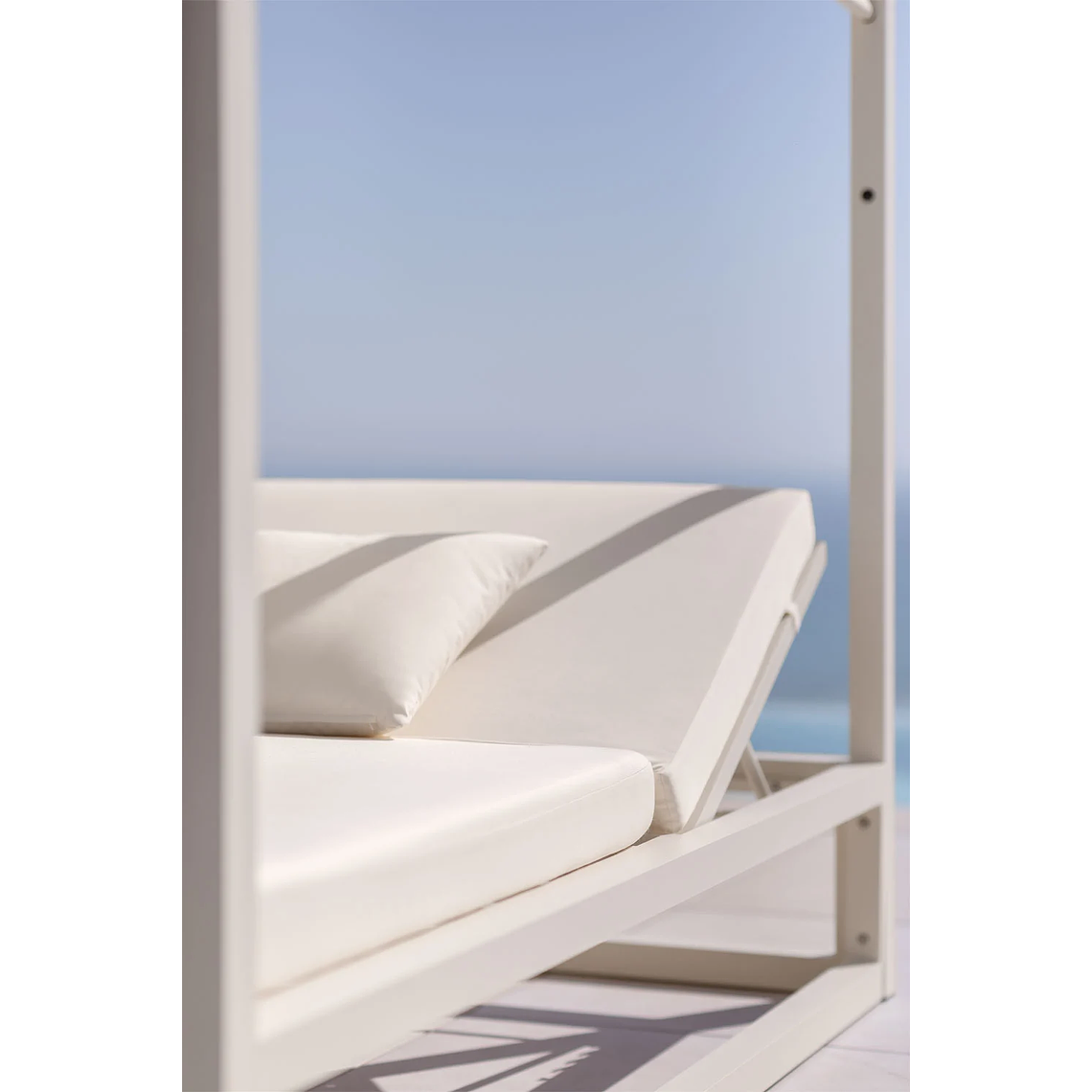 Cama balinesa reclinable en aluminio y tela Nasau Blanco Gardenia 2