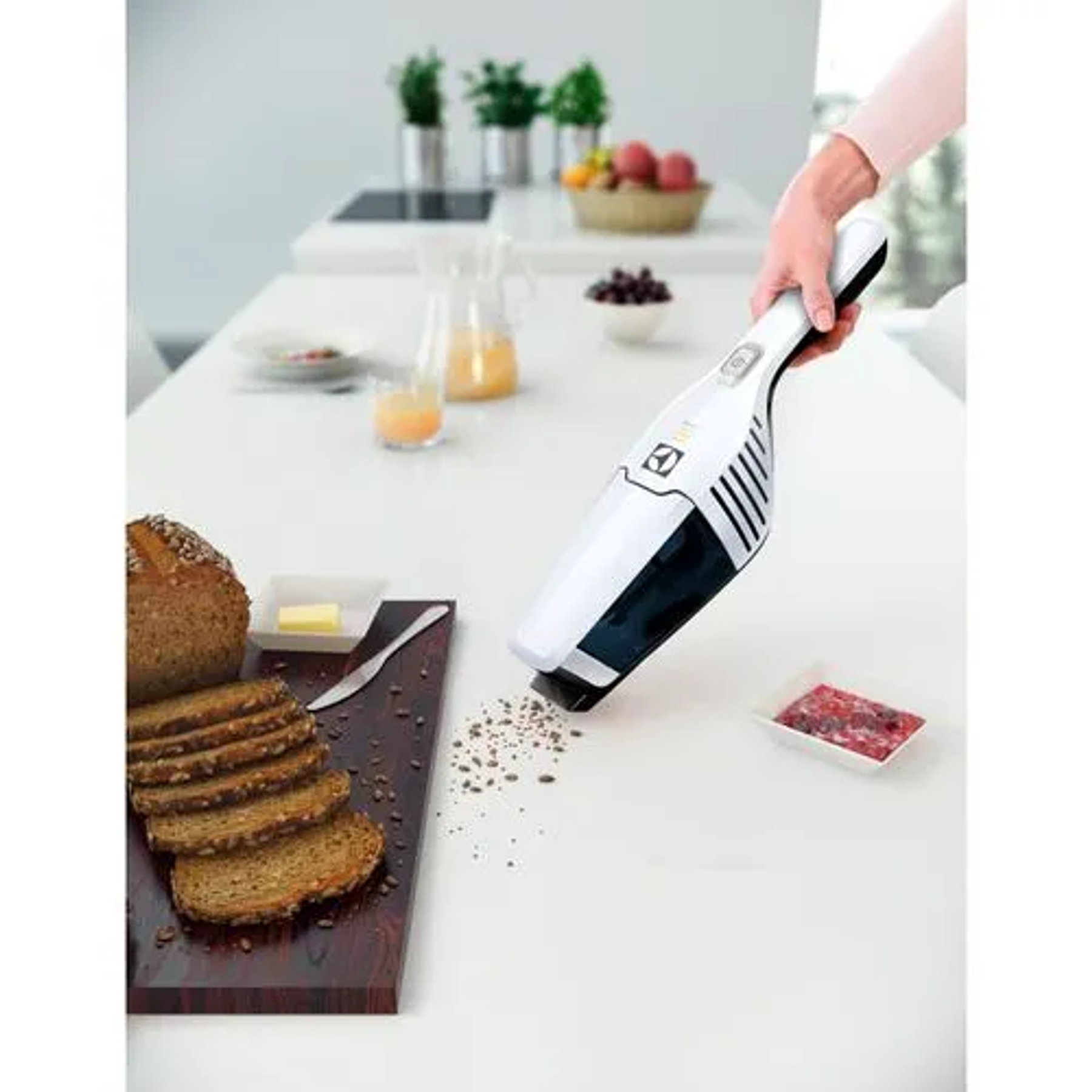 ASPIRADORA VERTICAL INALÁMBRICA ELECTROLUX ERGORAPIDO CICLÓNICA 2 EN 1 ERGO21 BLANCO