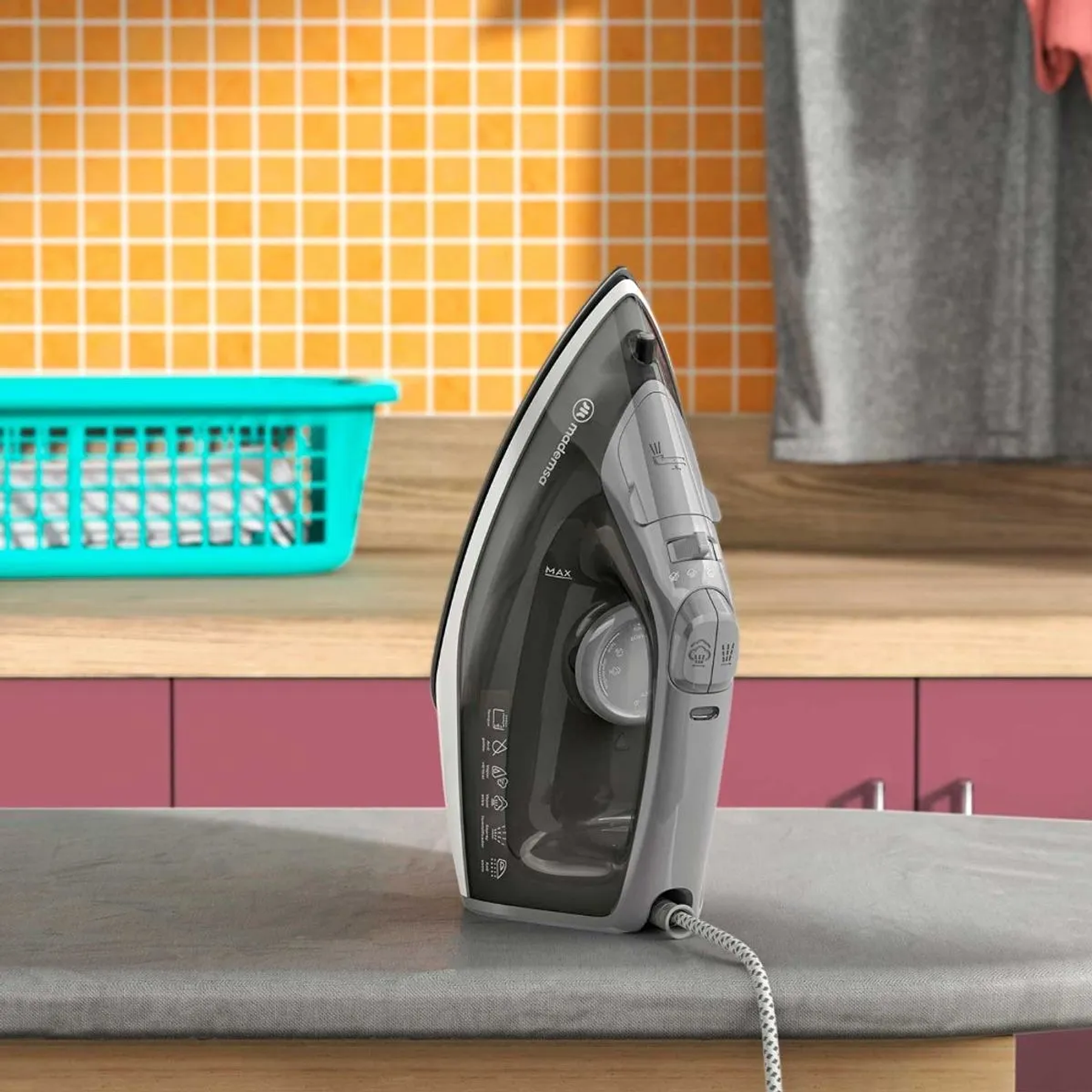 PLANCHA A VAPOR MADEMSA CON BASE DE CERÁMICA Y VAPOR VERTICAL MIR20 GRIS