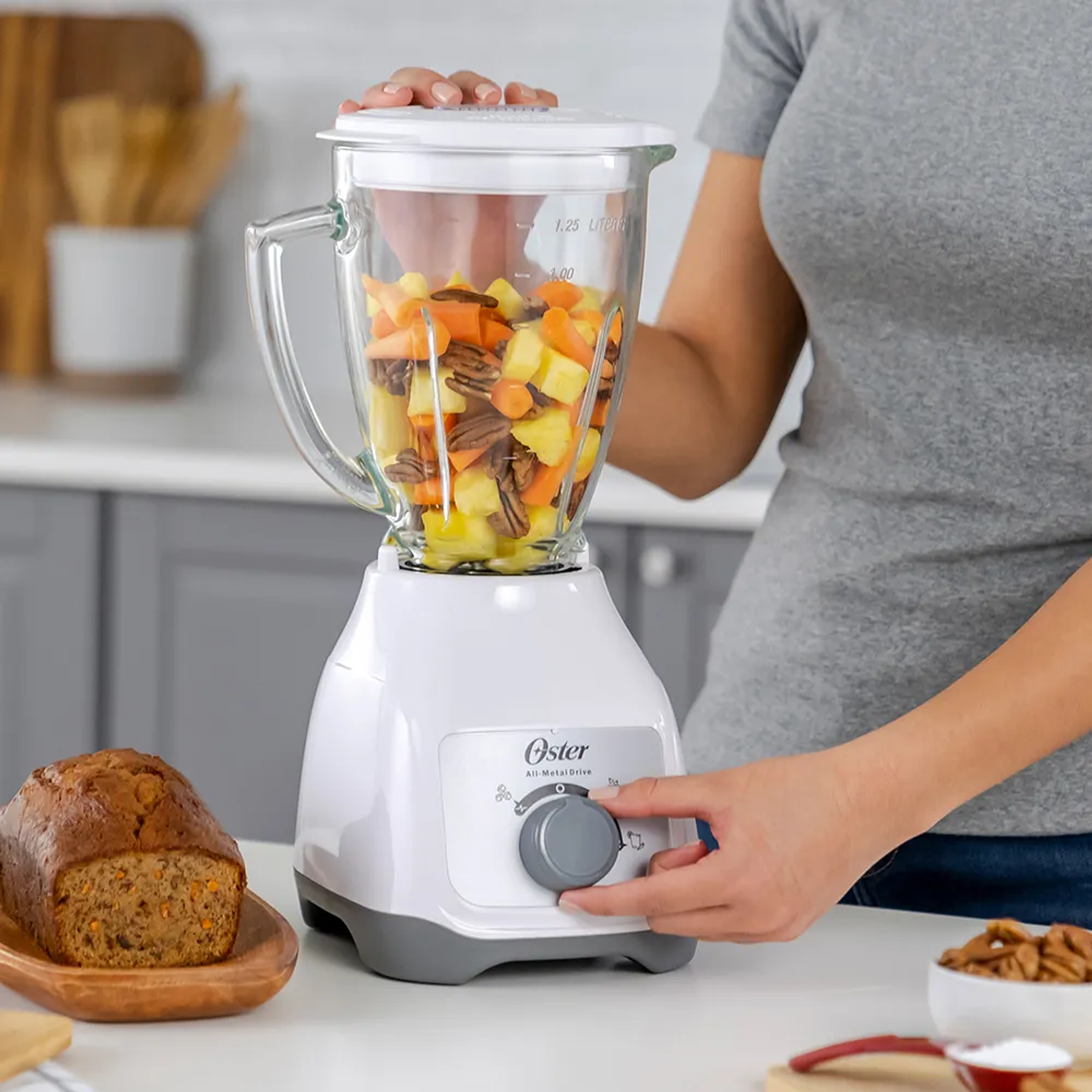 LICUADORA OSTER CON VASO DE VIDRIO Y CONTROL DE PERILLA BLSTKAGWRD