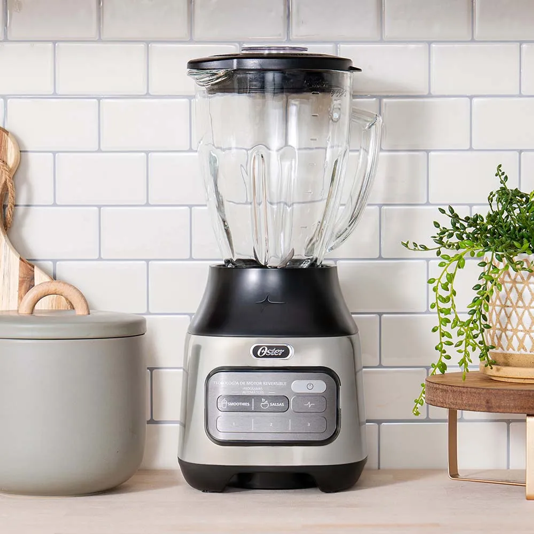 LICUADORA OSTER CON TECNOLOGÍA REVERSIBLE, 2 PROGRAMAS AUTOMÁTICOS Y 3 VELOCIDADES MÁS PULSO