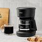 CAFETERA OSTER, 5 TAZAS DE CAPACIDAD, CON FILTRO REUTILIZABLE, BOTÓN CON LUZ DE ENCENDIDO Y APAGADO, COLOR NEGRO, BVSTDCS51B - Miniatura 8