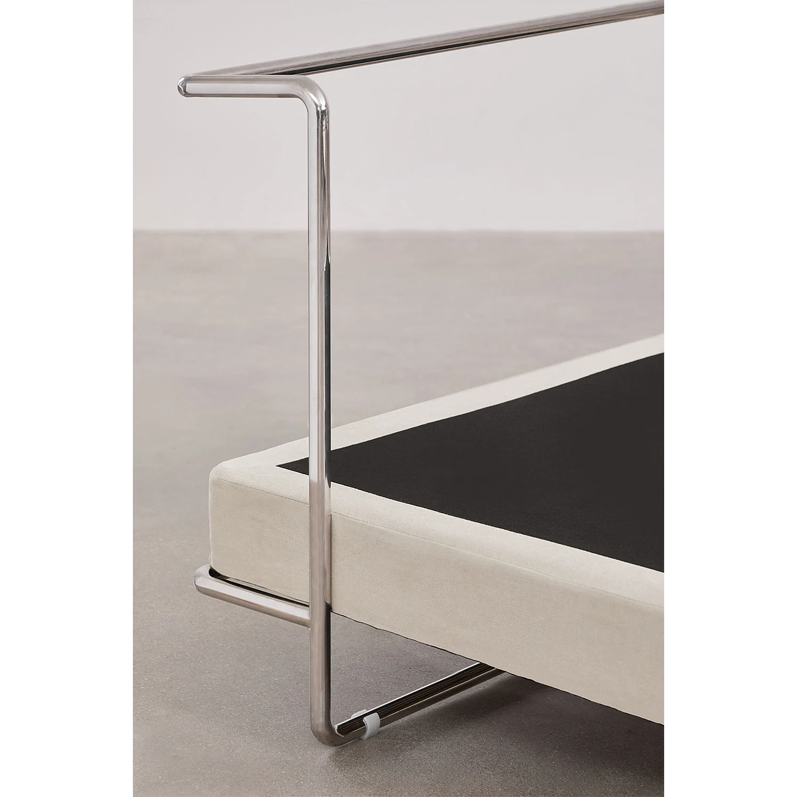 Cama Igone: Vanguardia Industrial en Acero Inoxidable 5