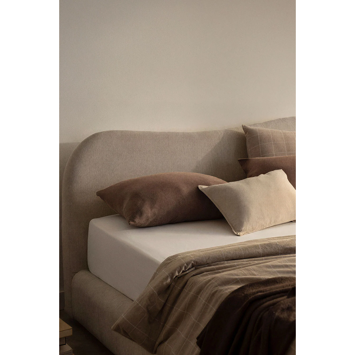 Cama Winselet: Elegancia Atemporal y Almacenamiento Invisible 2