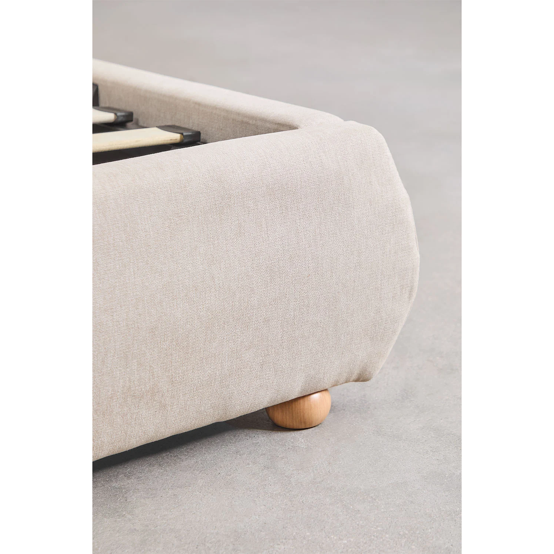 Cama Winselet: Elegancia Atemporal y Almacenamiento Invisible 8