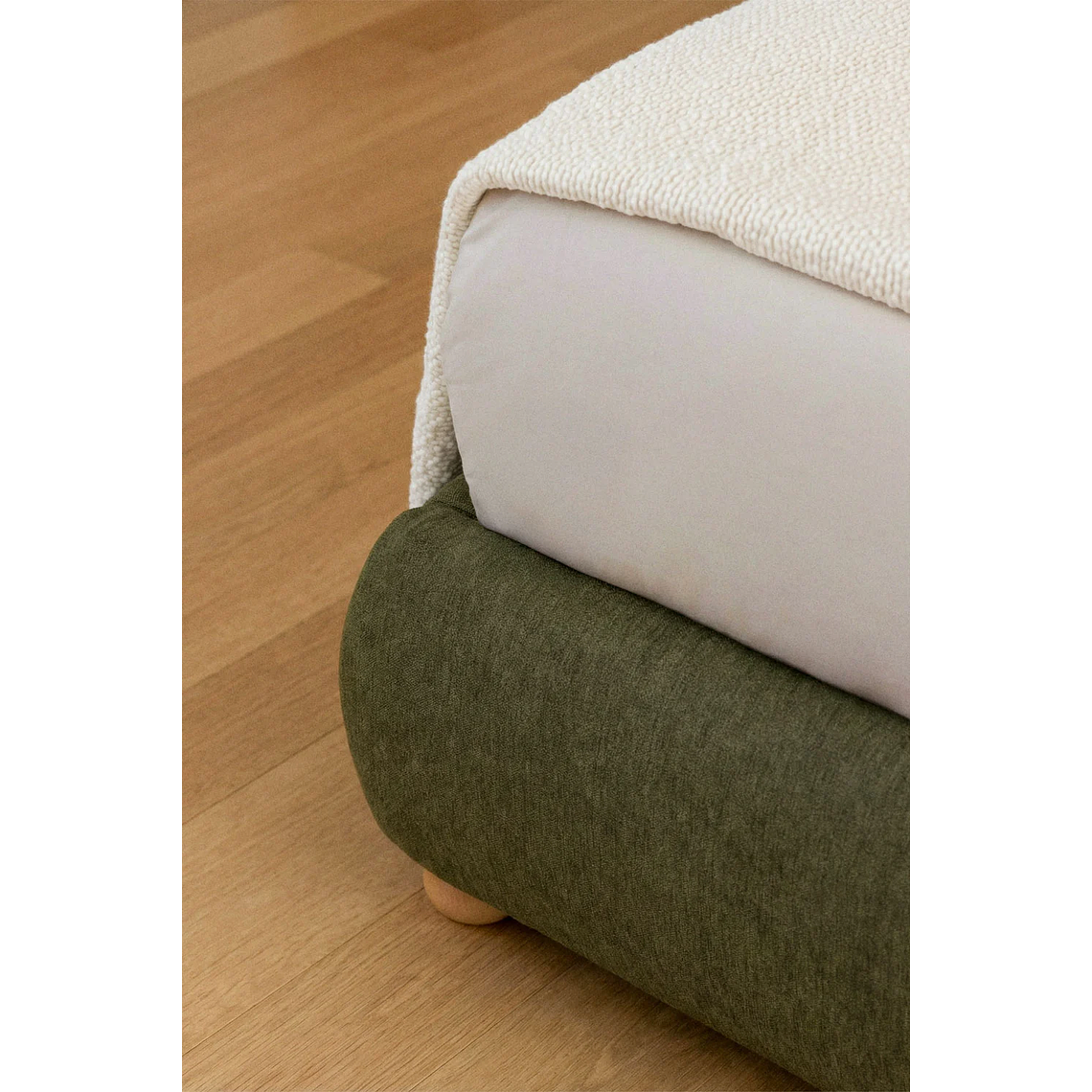 Cama Winselet: Elegancia Atemporal y Almacenamiento Invisible 11