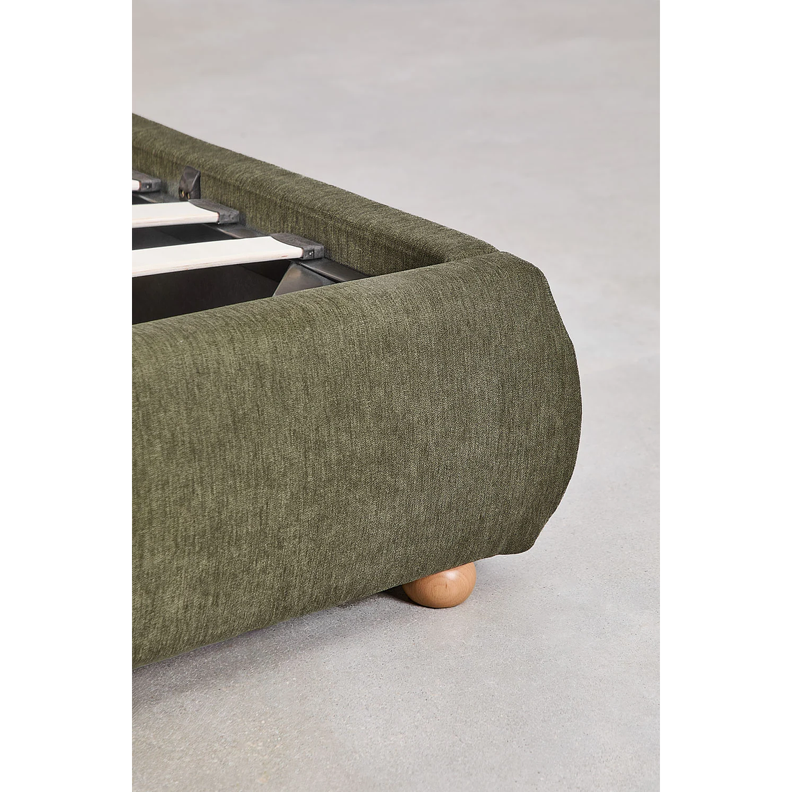 Cama Winselet: Elegancia Atemporal y Almacenamiento Invisible 16