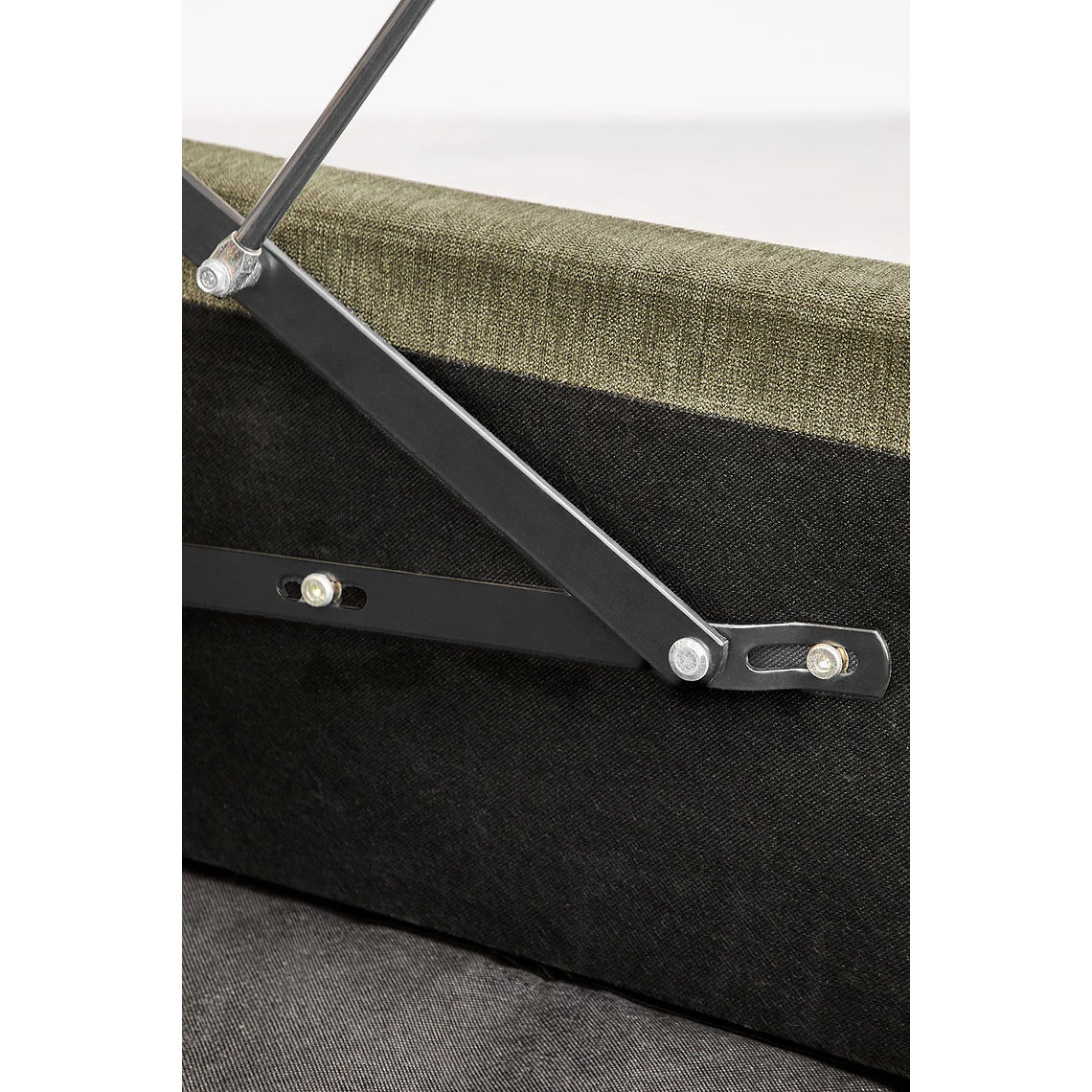 Cama Winselet: Elegancia Atemporal y Almacenamiento Invisible 17