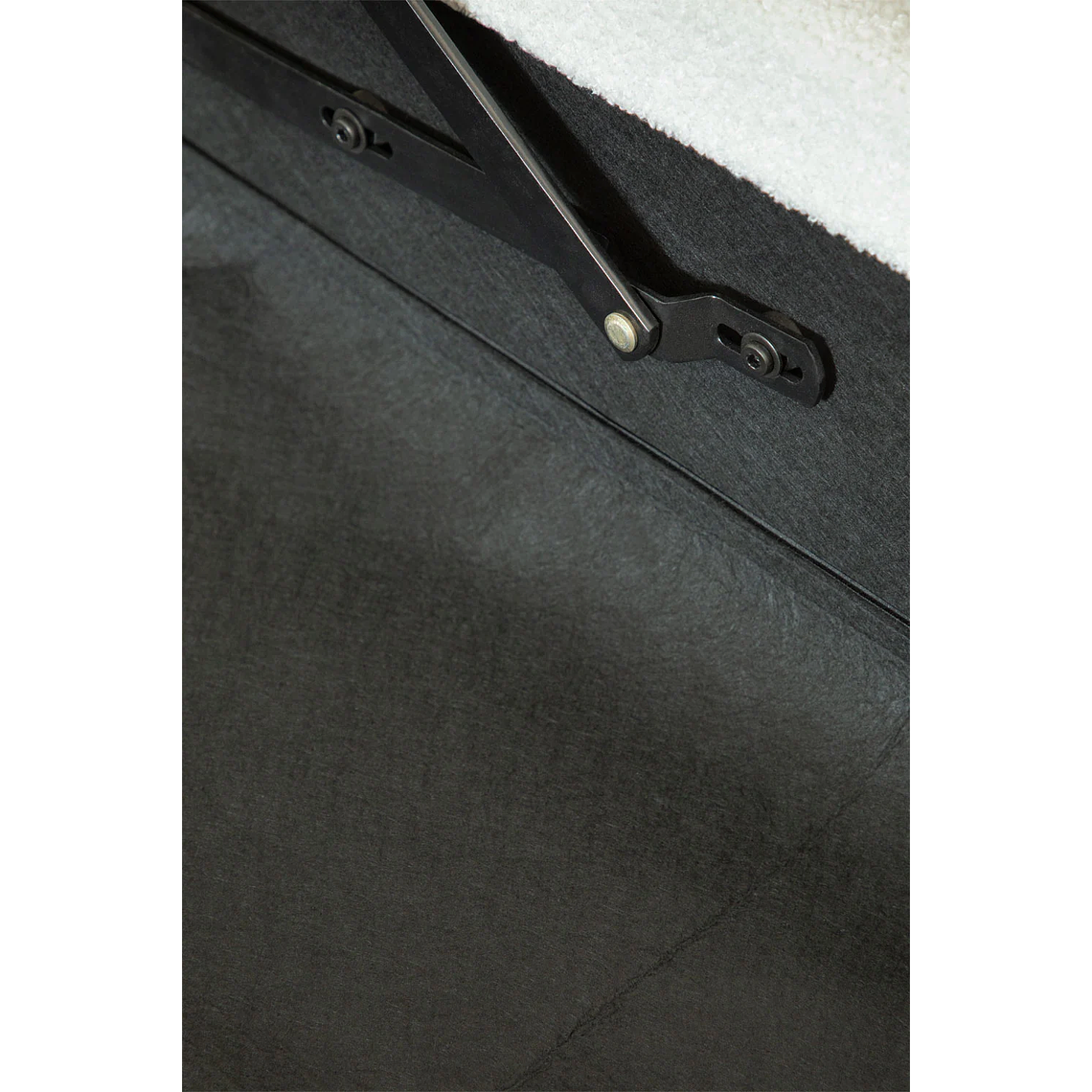 Cama Winselet: Elegancia Atemporal y Almacenamiento Invisible 25