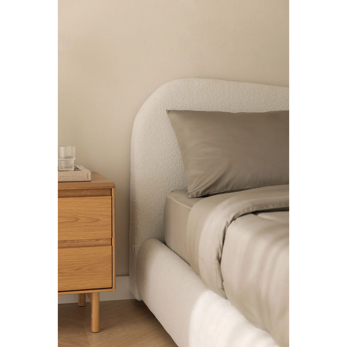 Cama Winselet: Elegancia Atemporal y Almacenamiento Invisible 20