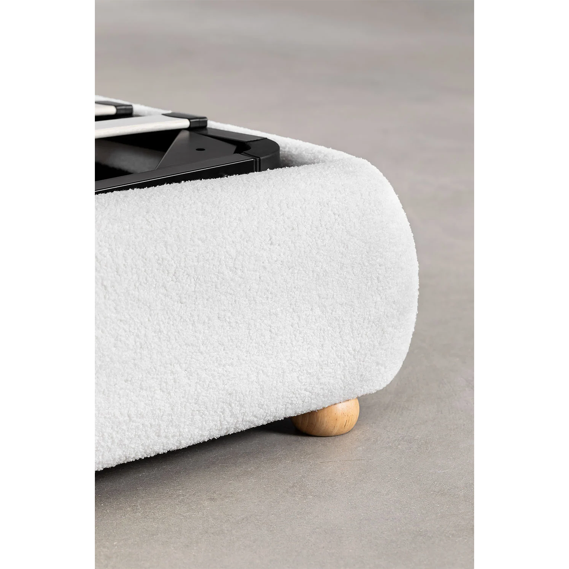 Cama Winselet: Elegancia Atemporal y Almacenamiento Invisible 26