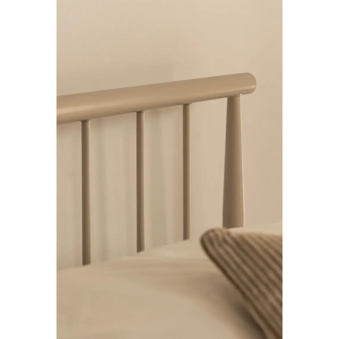 Cama Amaia: Elegancia Industrial en Hierro Forjado 2