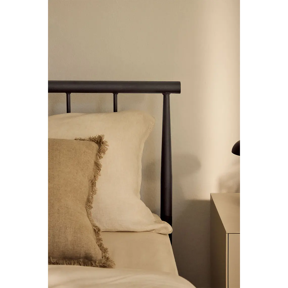 Cama Amaia: Elegancia Industrial en Hierro Forjado 9