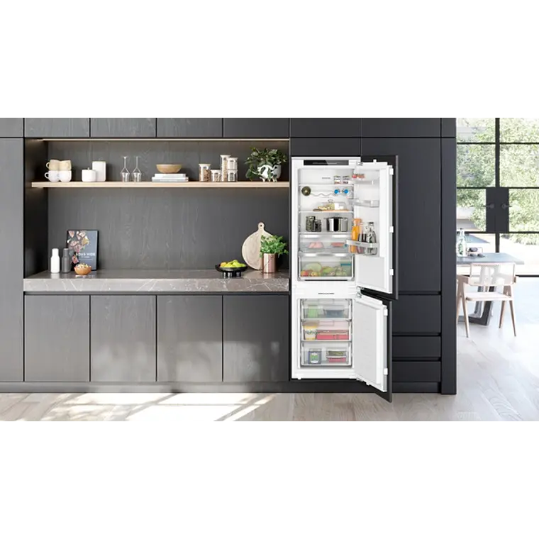 SIEMENS iQ500, Refrigerador combi integrable, 177.2 x 55.8 cm, Cierre SoftClose con puerta fija 3