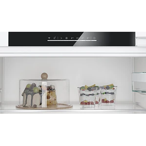 SIEMENS iQ500, Refrigerador bajo encimera, 82 x 59.8 cm, Cierre SoftClose con puerta fija