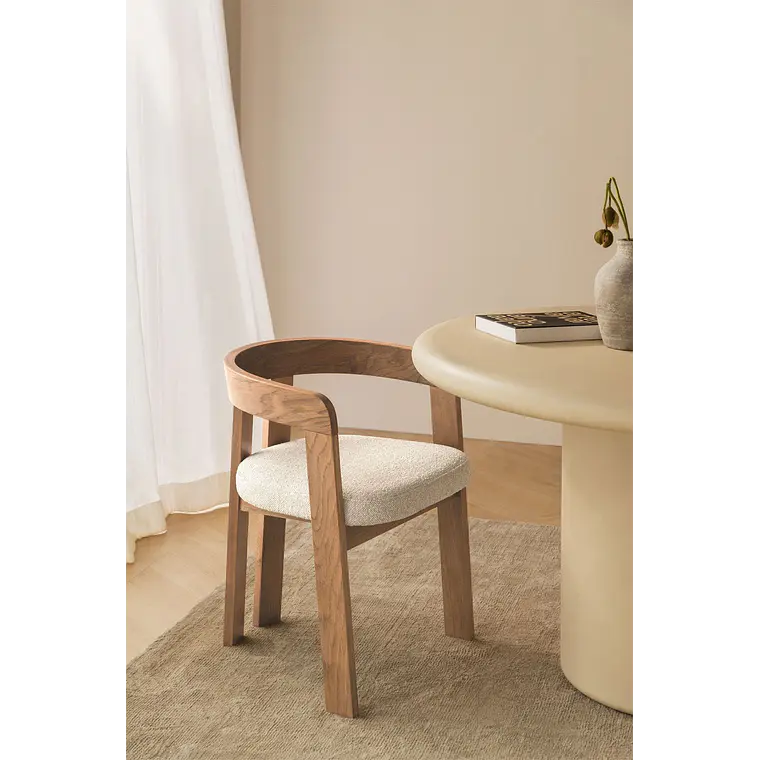Silla Martina con reposabrazos en roble y bouclé 1