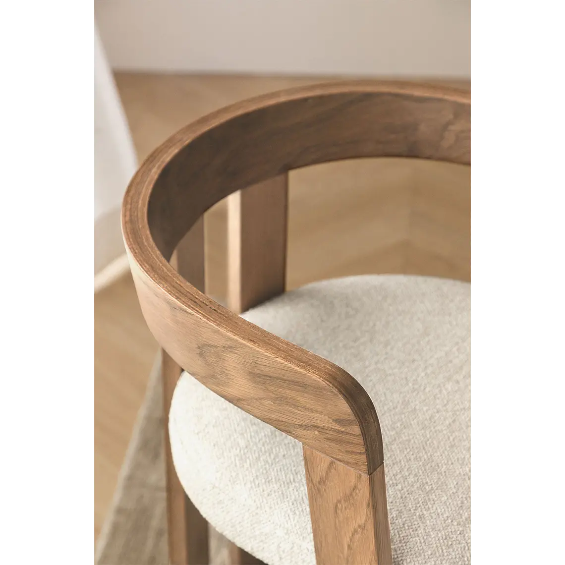 Silla Martina con reposabrazos en roble y bouclé 3
