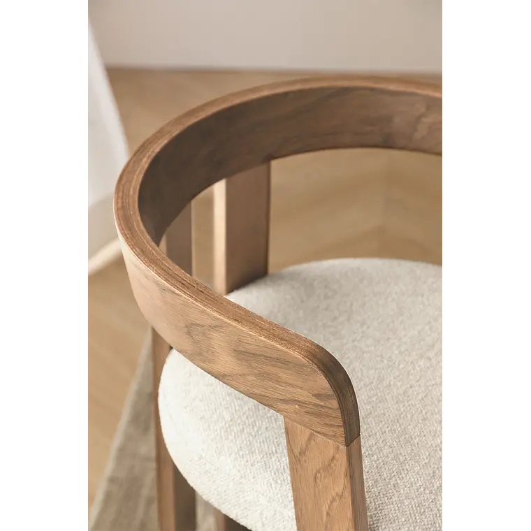 Silla Martina con reposabrazos en roble y bouclé 3