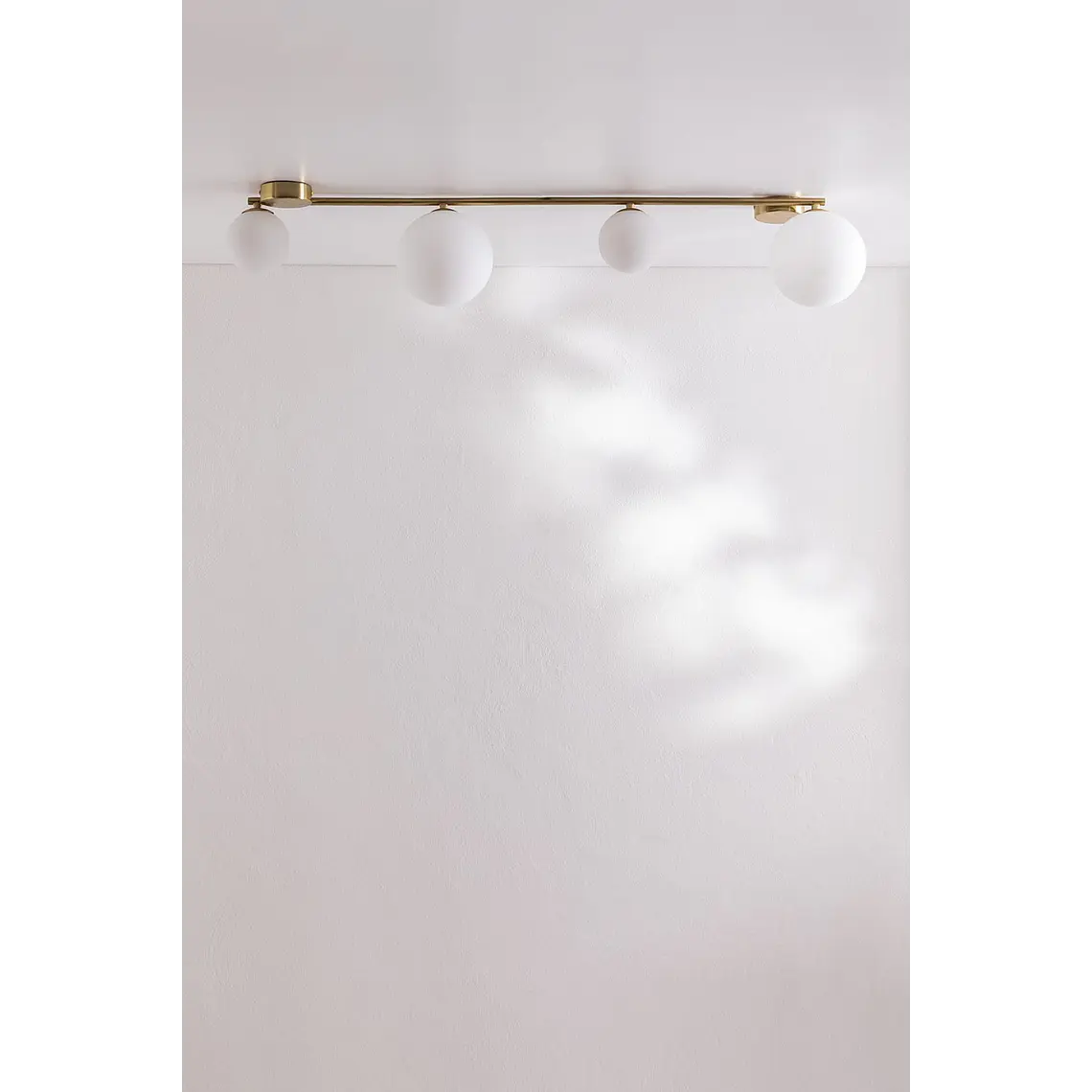 Plafón de techo en hierro con 4 bolas de cristal Orbe 2
