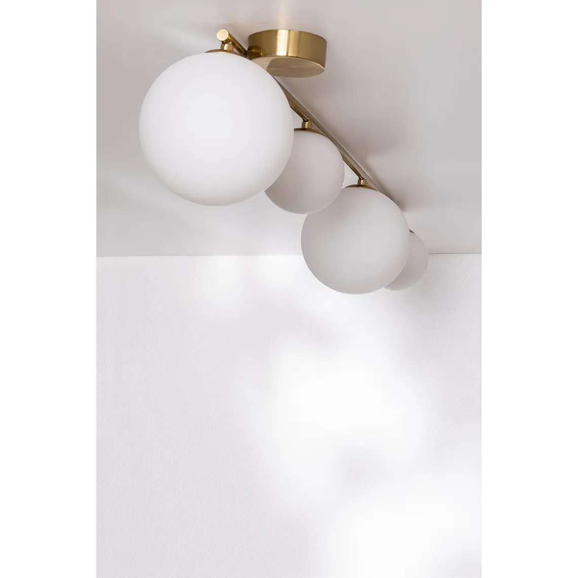 Plafón de techo en hierro con 4 bolas de cristal Orbe 4
