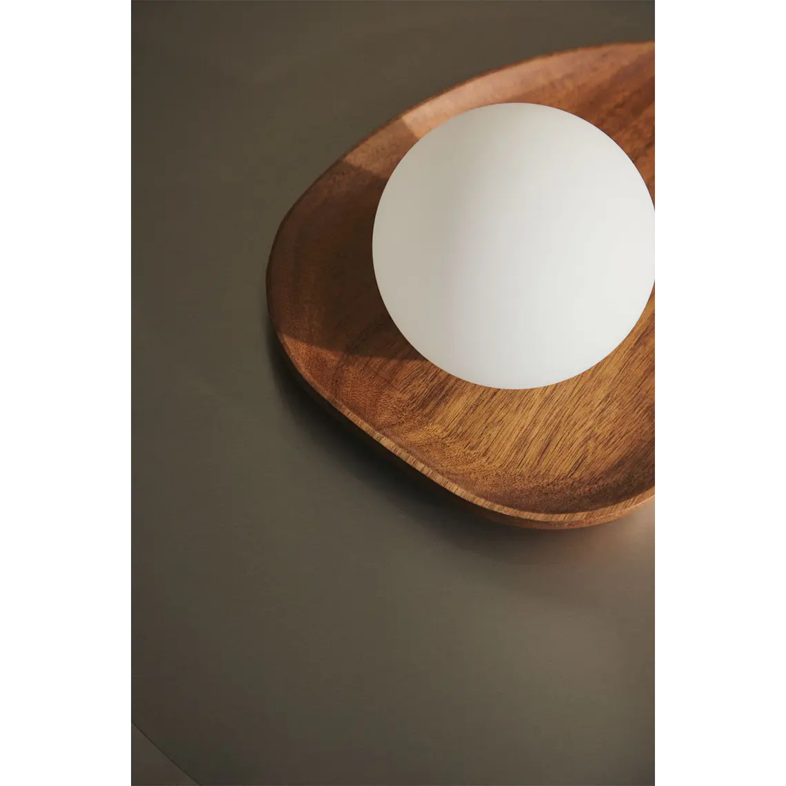 Lámpara de mesa en madera de acacia Olma 4