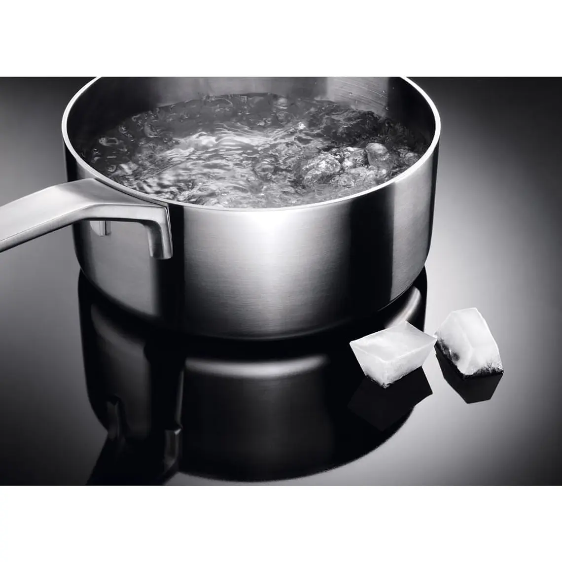 ENCIMERA A INDUCCIÓN 4 PLATOS ELECTROLUX VITROCERÁMICA Y POWERBOOST IE6LP NEGRA 8
