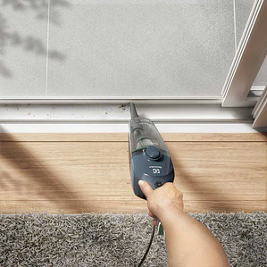 ASPIRADORA VERTICAL CON CABLE ELECTROLUX 700W 2 EN 1 CON FILTRO HEPA STK14 AZUL