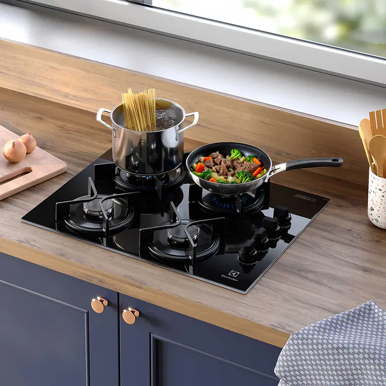 Encimera a Gas 4 Platos Electrolux Experience Triple Llama y Parrilla Hierro Fundido KE4GC 10
