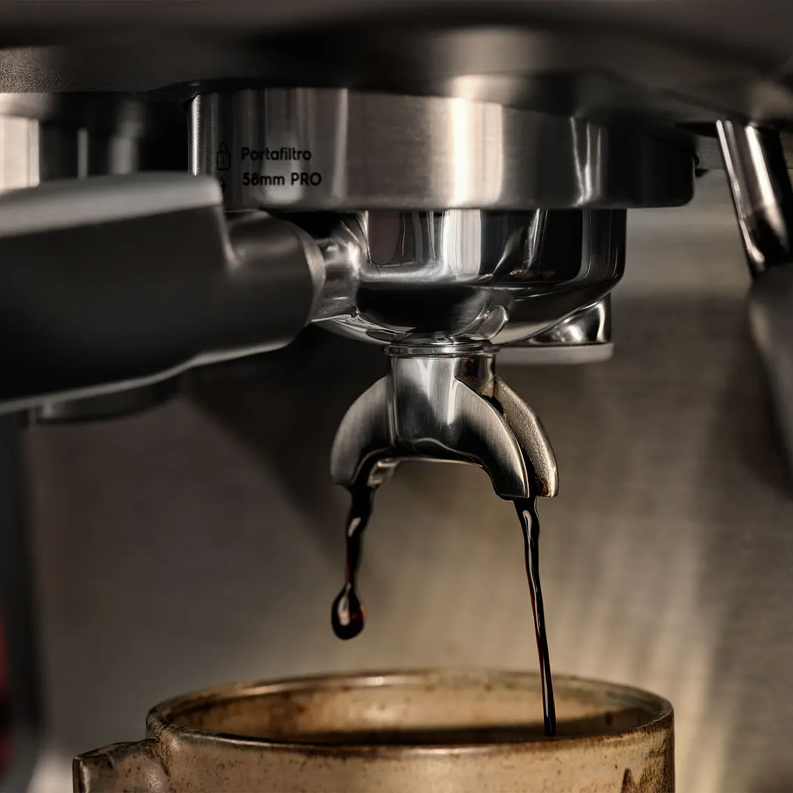 Cafetera Espresso Barista Electrolux 3L Molinillo Vaporizador Leche 2200W ECM90 Gris 7