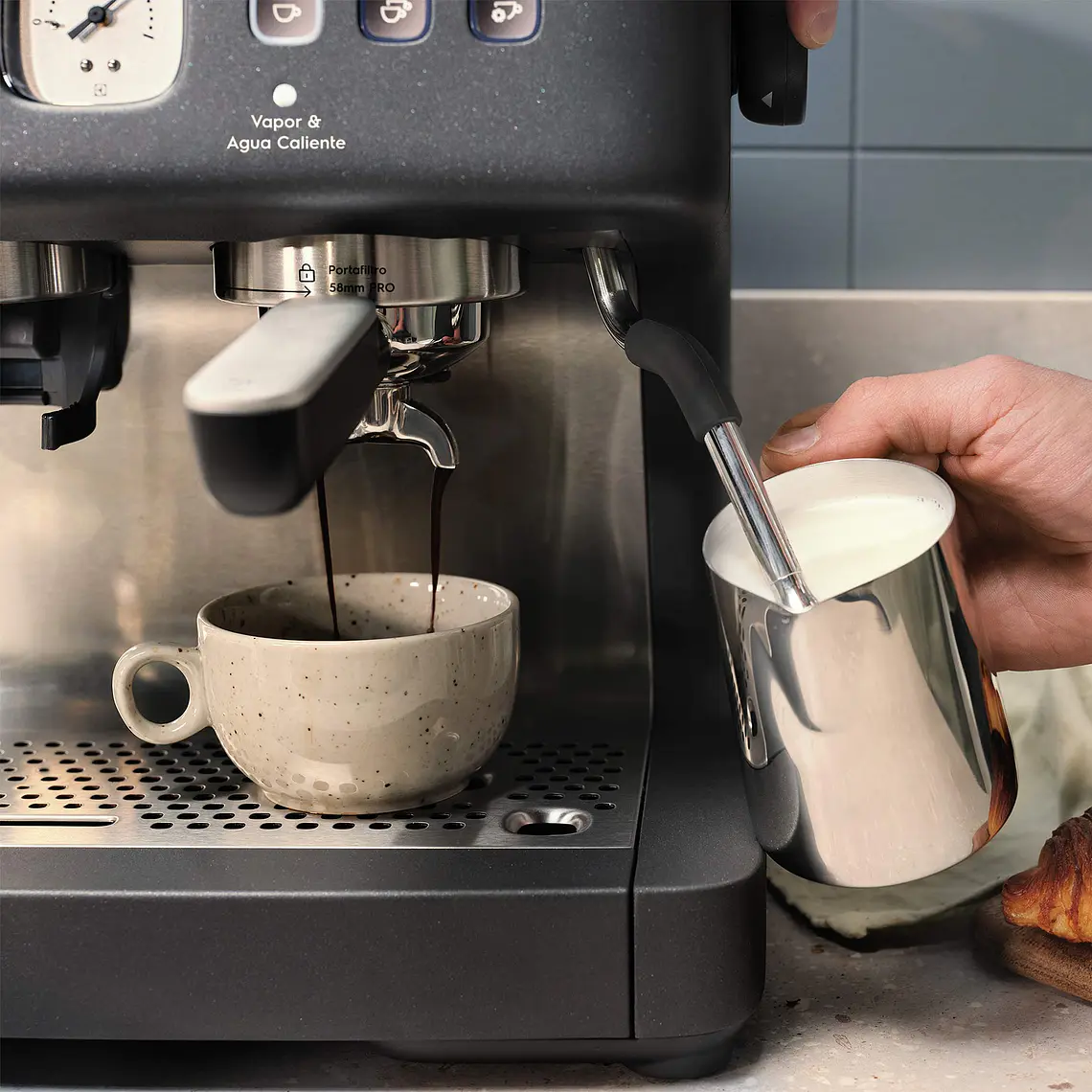 Cafetera Espresso Barista Electrolux 3L Molinillo Vaporizador Leche 2200W ECM90 Gris 8
