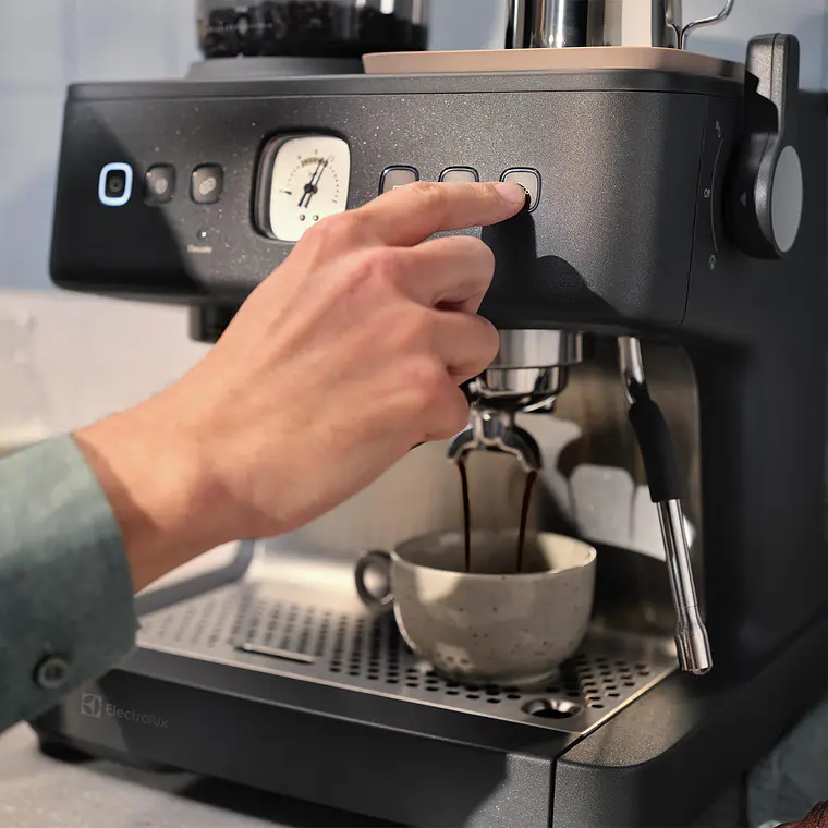 Cafetera Espresso Barista Electrolux 3L Molinillo Vaporizador Leche 2200W ECM90 Gris 9